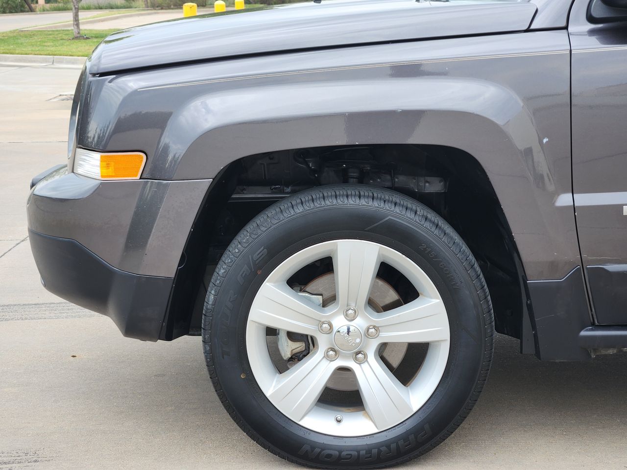 Used 2017 Granite Crystal Jeep Latitude image 5