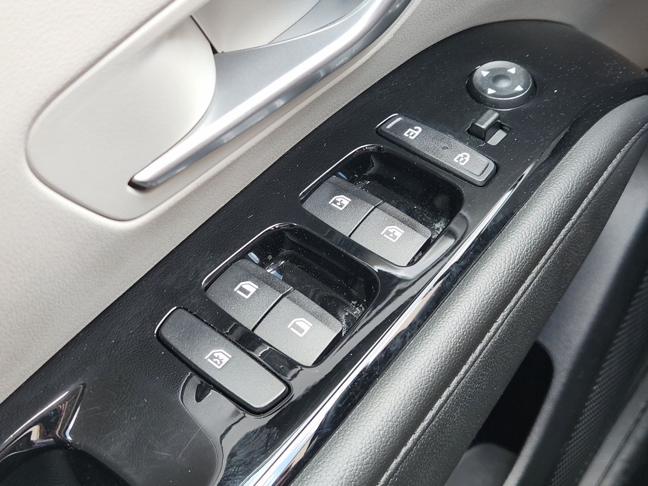 Used 2022 Amazon Gray Hyundai SEL image 19