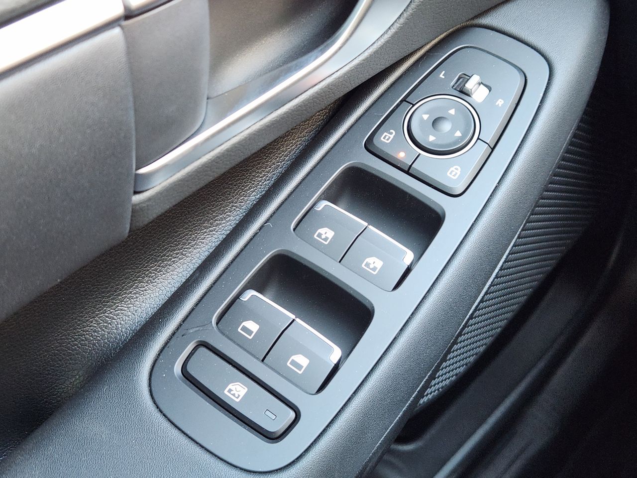 New 2026 T4A Silver Hyundai SEL Sport image 22