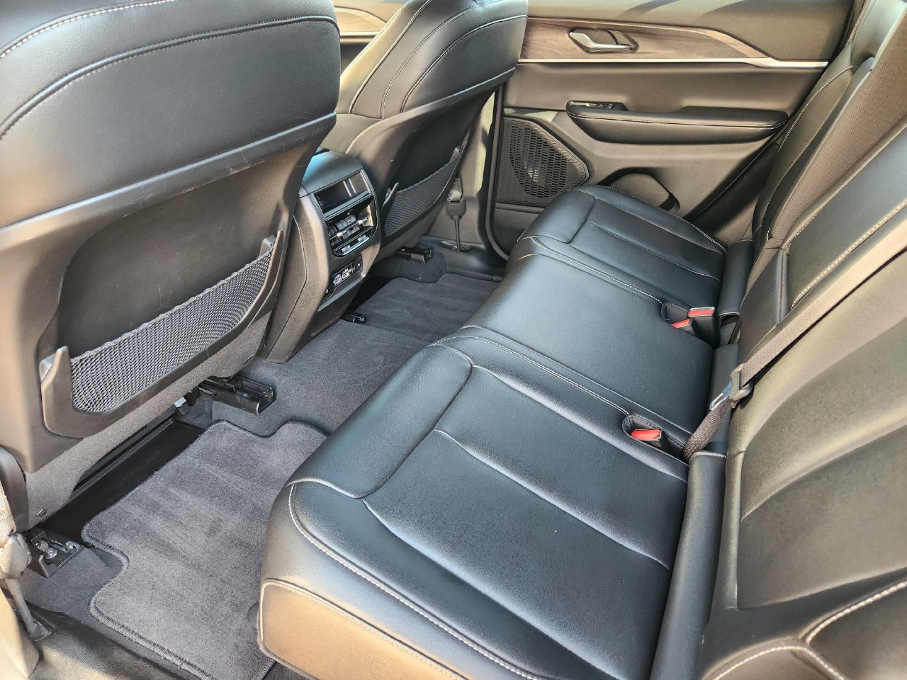 Used 2024 Midnight Sky Jeep Limited image 28