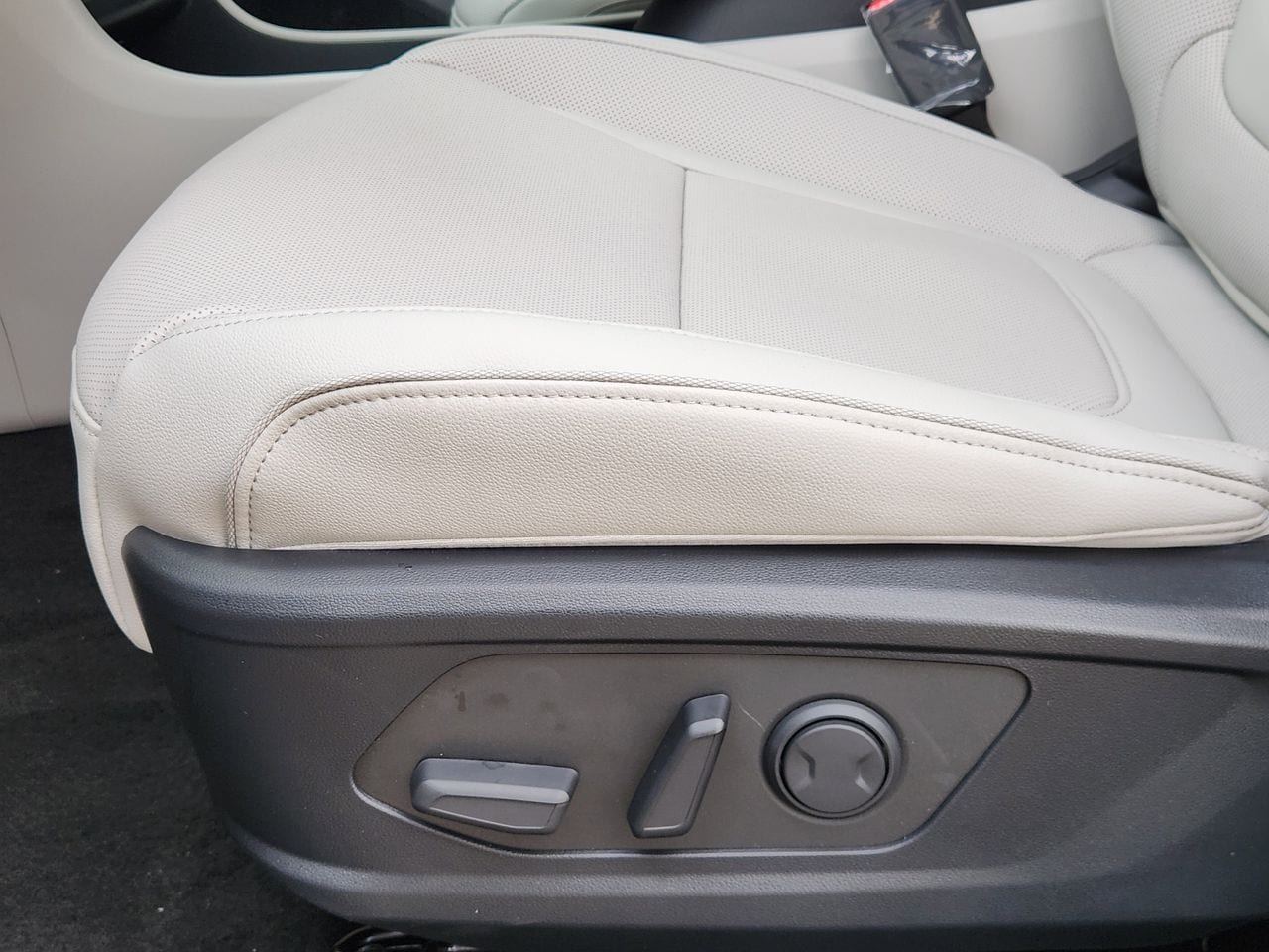 New 2026 R2T Silver Hyundai Limited FWD image 24