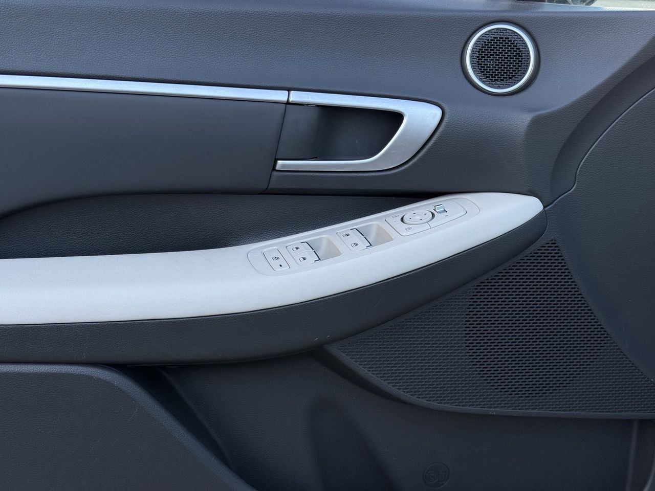 Used 2024 Serenity White Hyundai SEL image 22