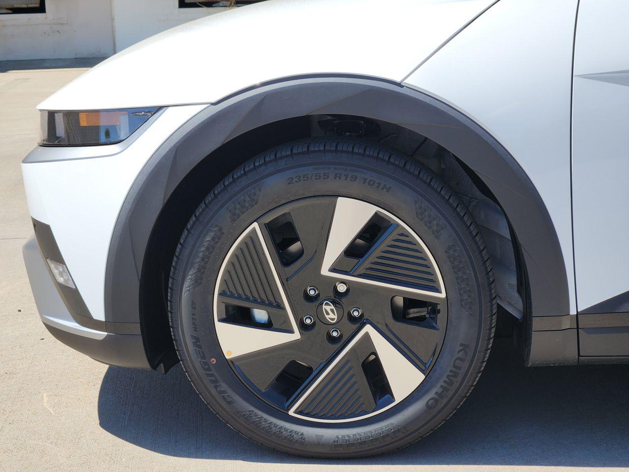 New 2027 SAW/White Hyundai SE image 5