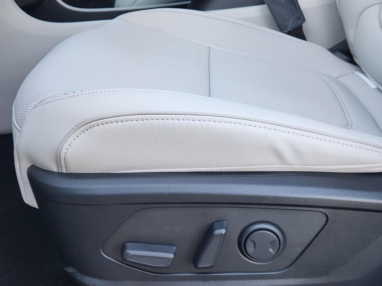 New 2026 W6H White Hyundai Limited FWD image 25