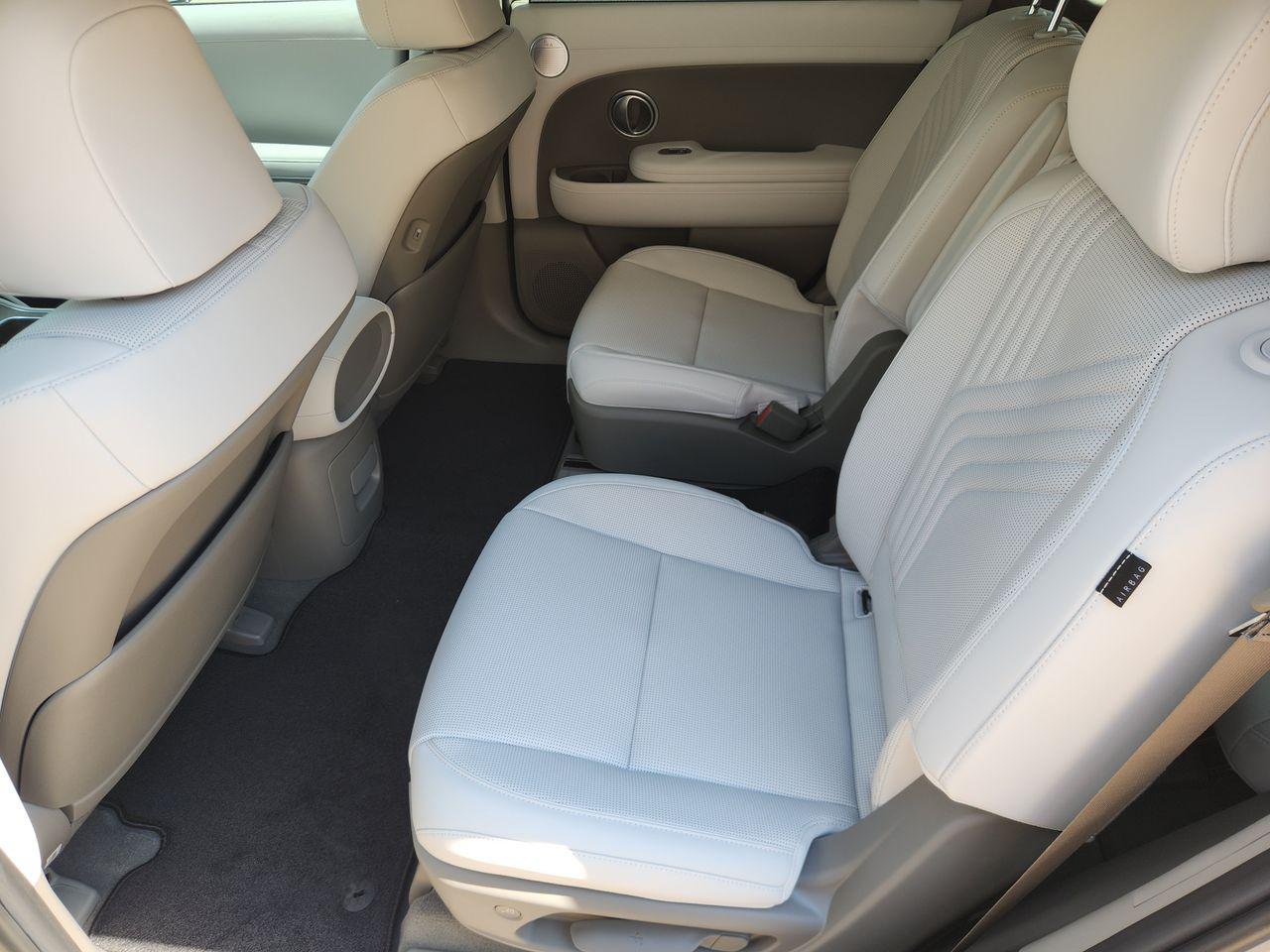 New 2027 Shimmering Silver Hyundai SEL Premium 7P image 30