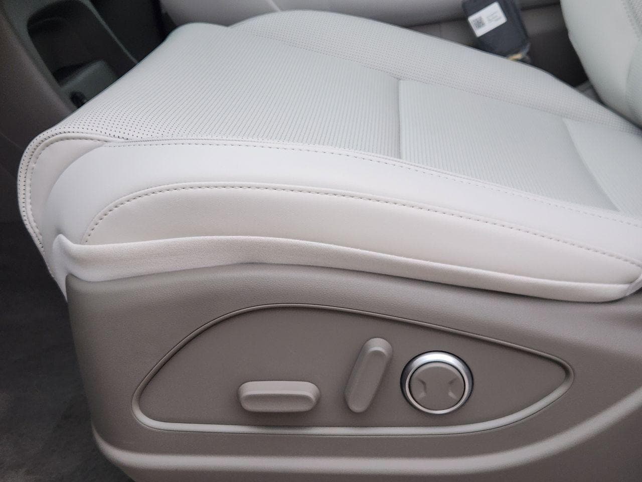 New 2026 WC9 White Hyundai SEL FWD image 23