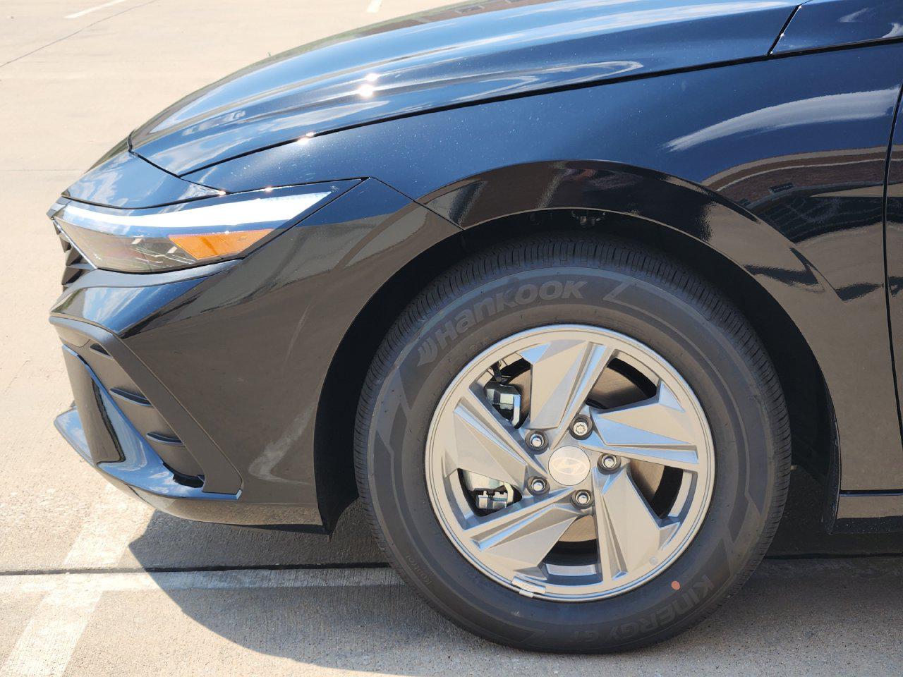 New 2026 Abyss Black Hyundai SE image 5