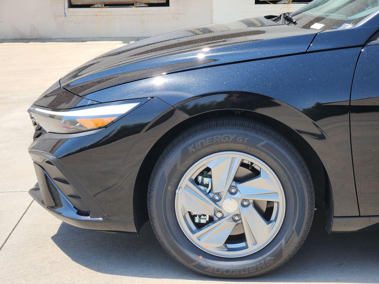 New 2026 Abyss Black Hyundai SE image 5