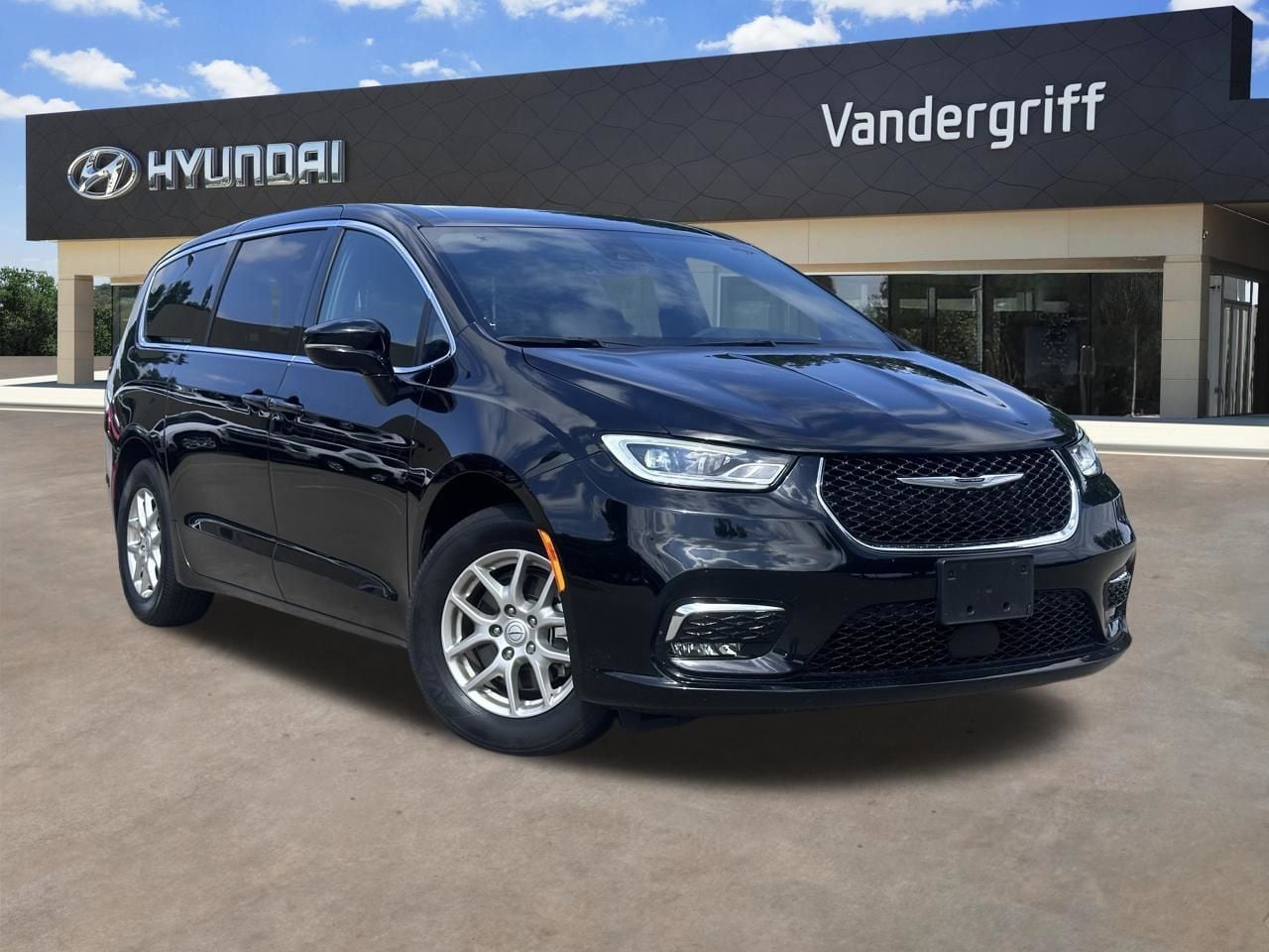 2025 Chrysler Pacifica Select's photo