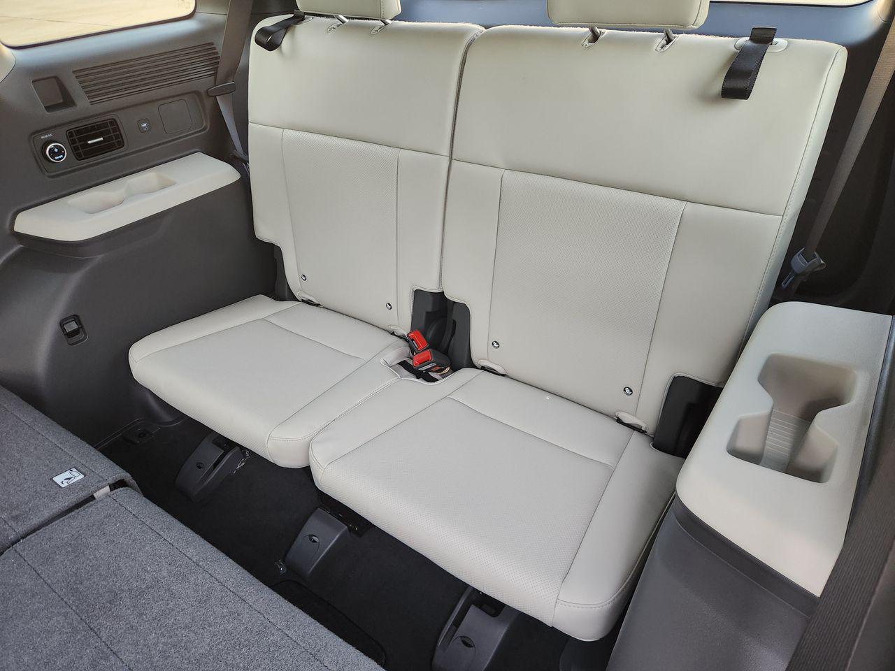 New 2027 Shimmering Silver Hyundai SEL FWD image 29