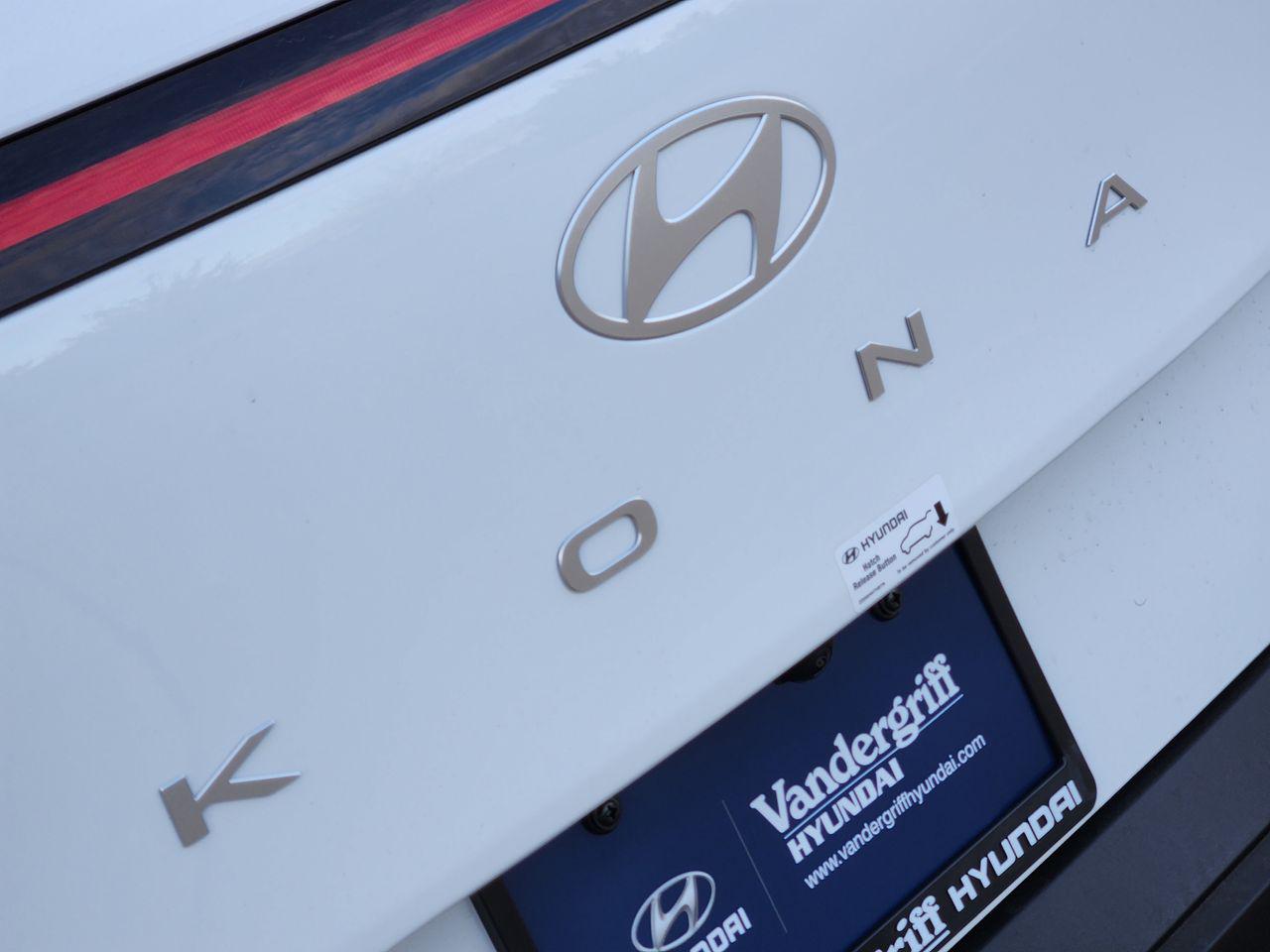 New 2026 SAW White Hyundai SE FWD image 8