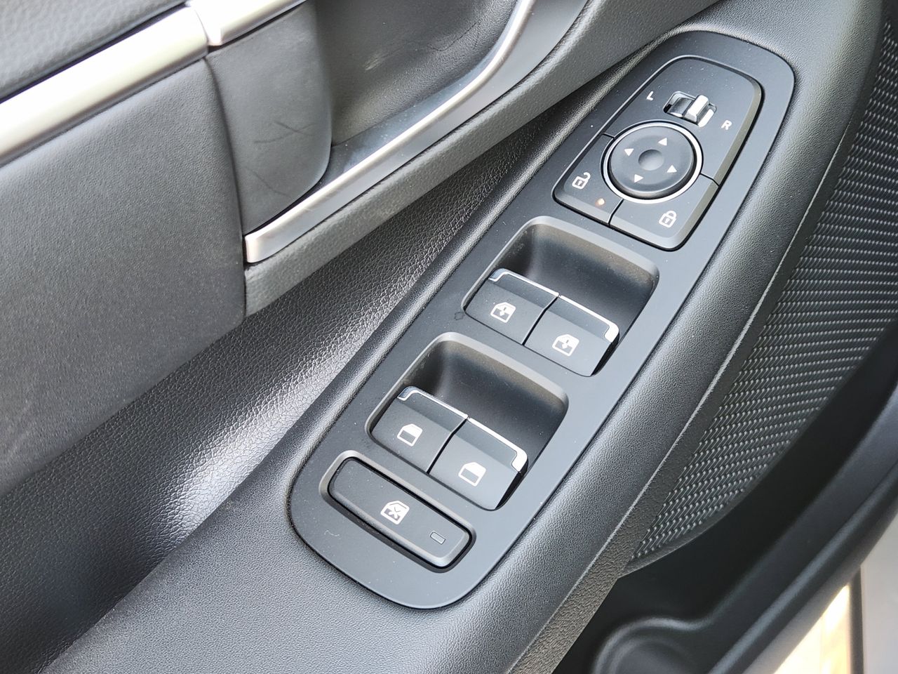 New 2026 T4A Silver Hyundai SEL Sport image 23