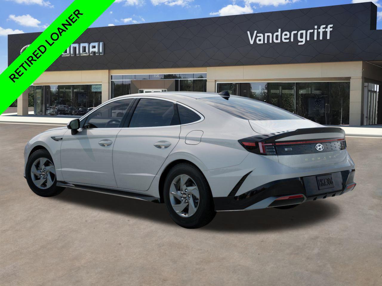 New 2025 W6H White Hyundai SE image 5