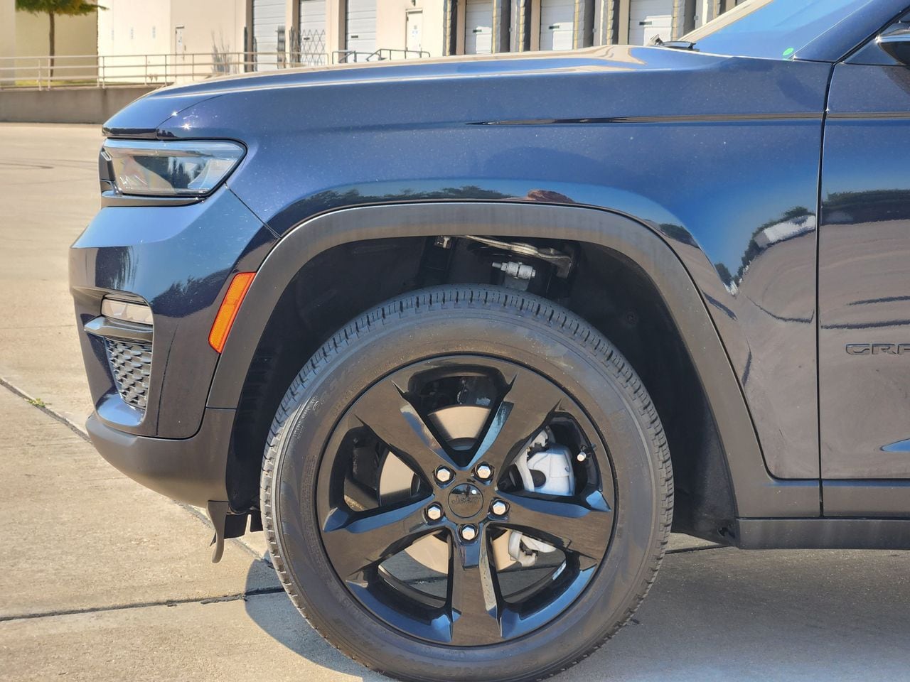 Used 2024 Midnight Sky Jeep Limited image 7