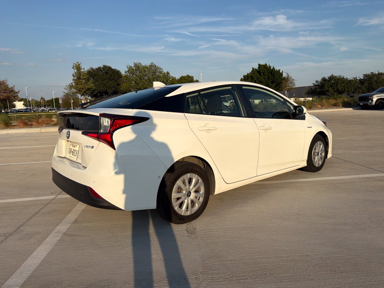 Used 2022 White Toyota LE image 7