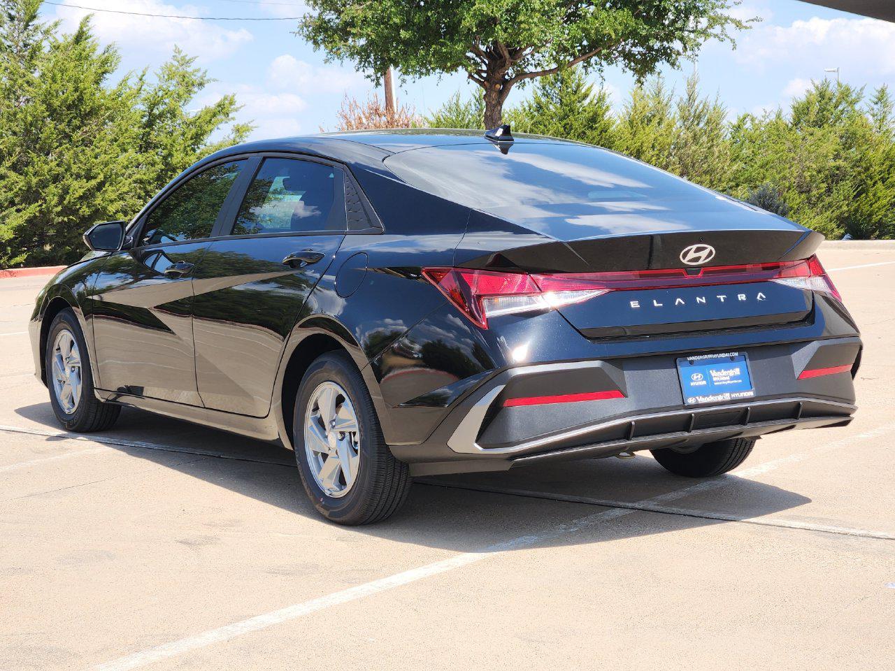New 2026 Abyss Black Hyundai SE image 3