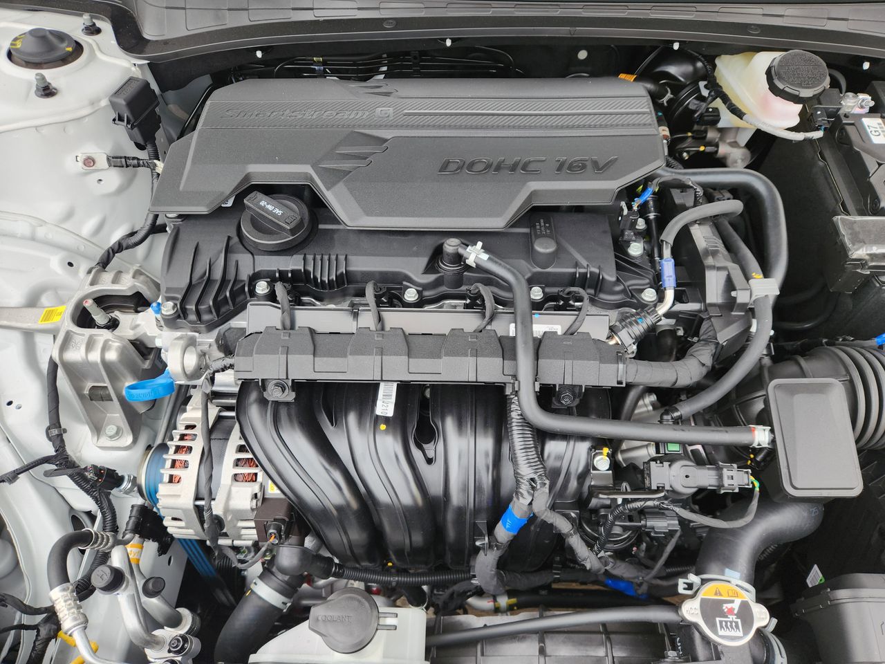 New 2026 W6H White Hyundai SE image 29