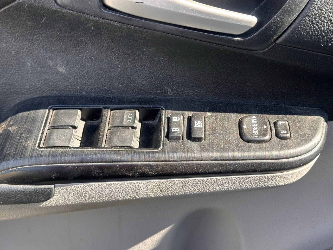 Used 2012 Classic Silver Toyota LE image 23