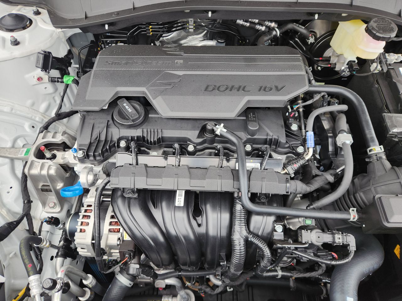 New 2026 SAW White Hyundai SE FWD image 29