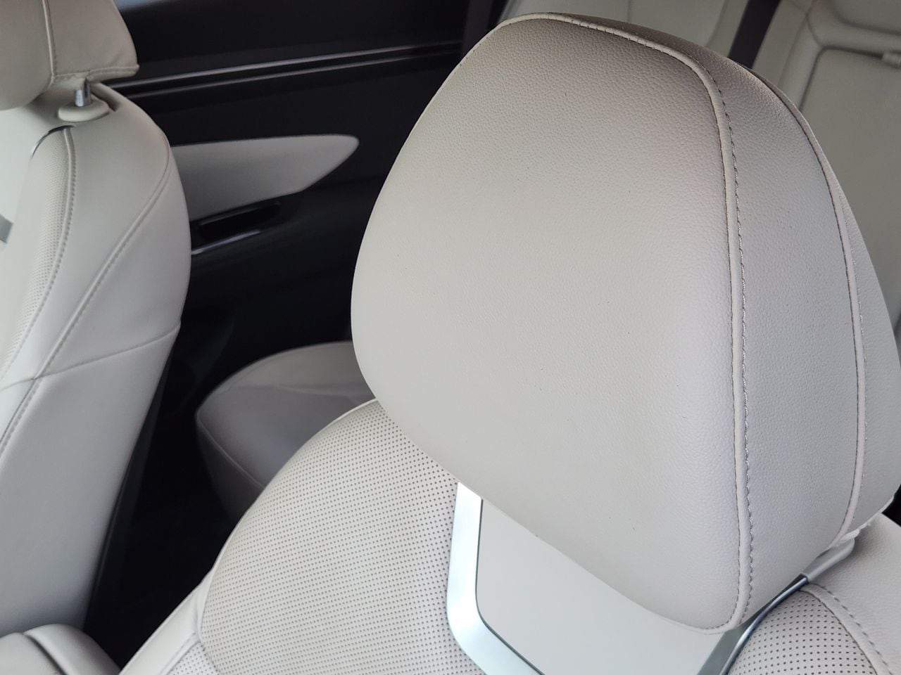 Used 2022 Amazon Gray Hyundai SEL image 11