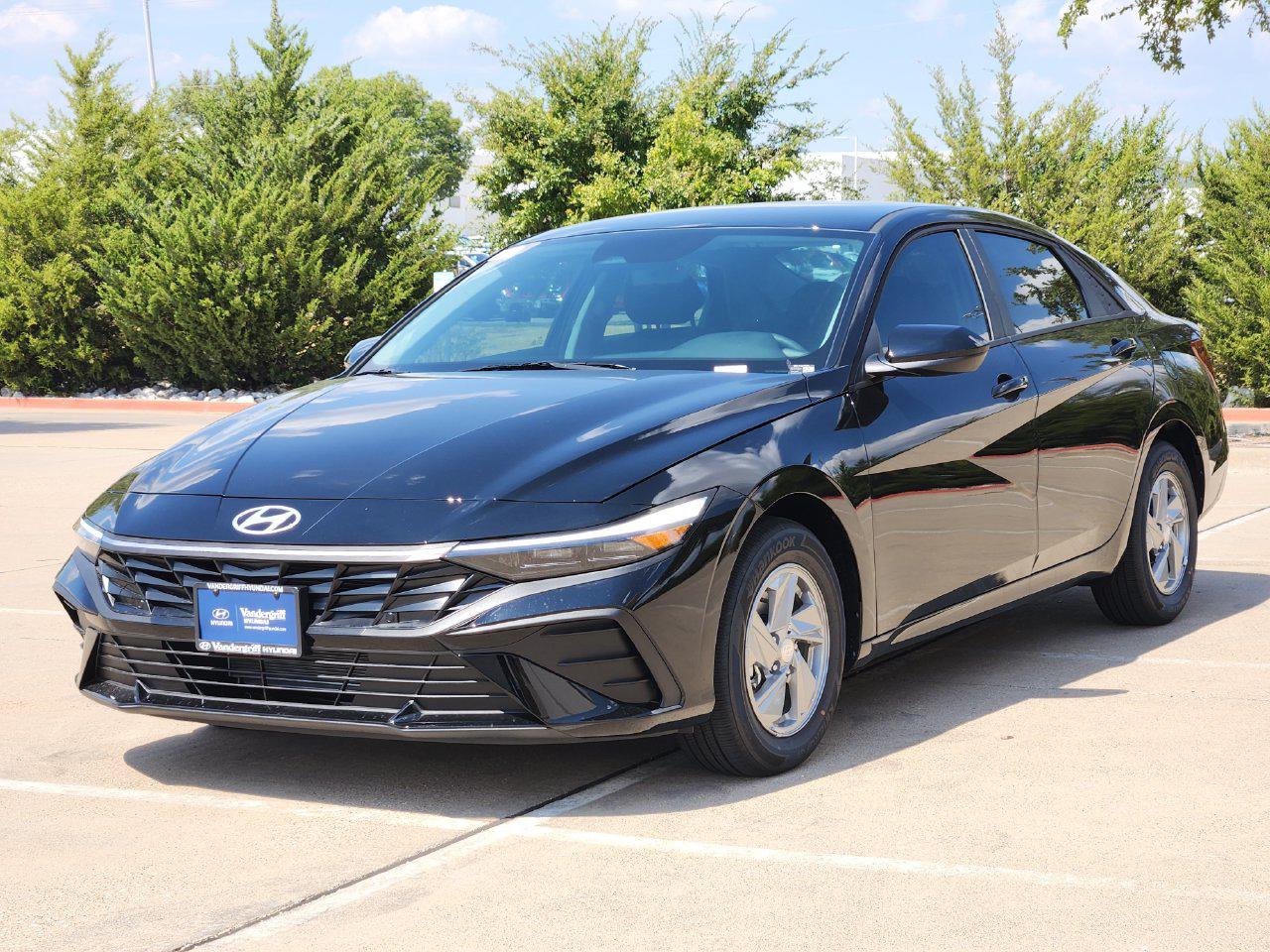 New 2026 Abyss Black Hyundai SE image 2