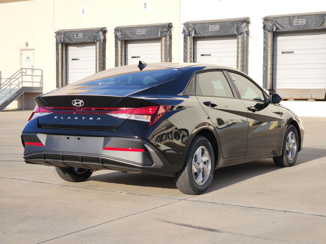 New 2026 Abyss Black Hyundai SE image 4