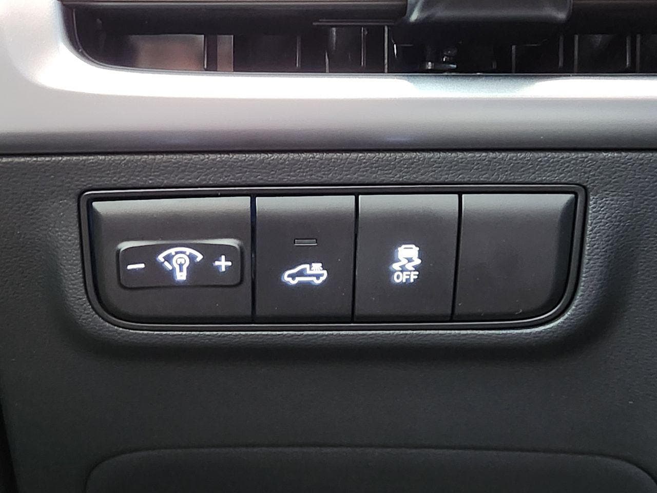 New 2026 SAW White Hyundai SEL FWD image 19