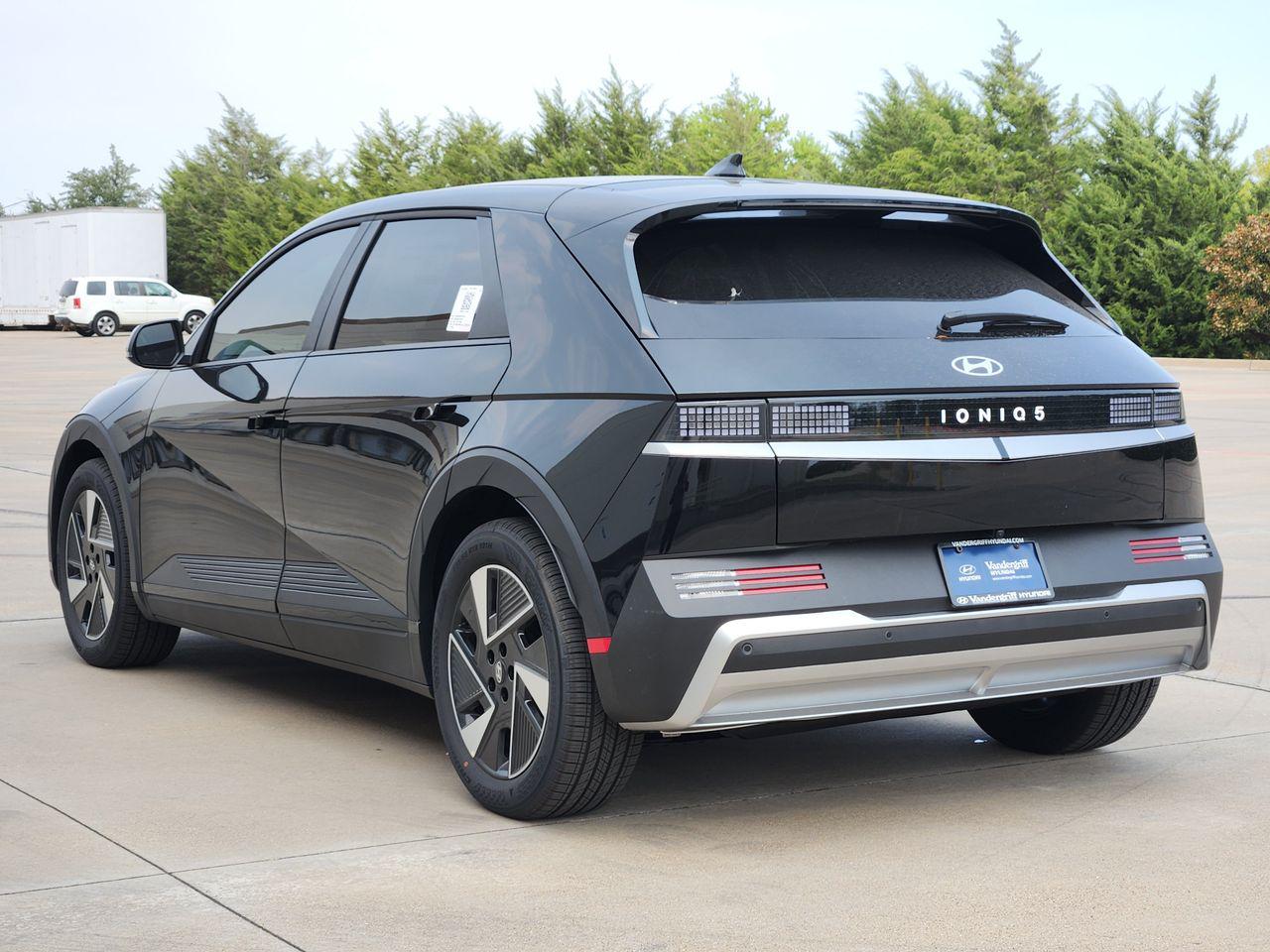 New 2027 A2B/Black Hyundai SE image 3