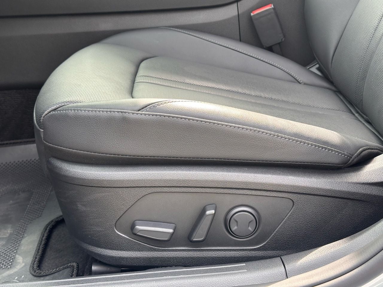 Certified Used 2026 Aero Silver Hyundai Limited image 36