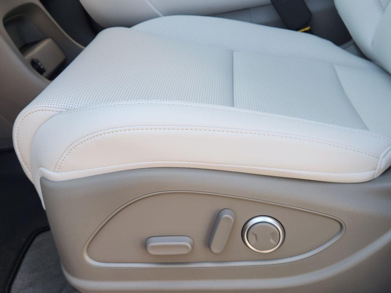 New 2027 Creamy White Pearl Hyundai Blue SEL 7P image 23