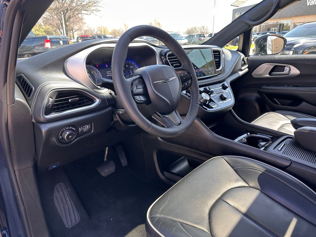 Used 2025 Fathom Blue Pearlcoat Chrysler Limited image 29