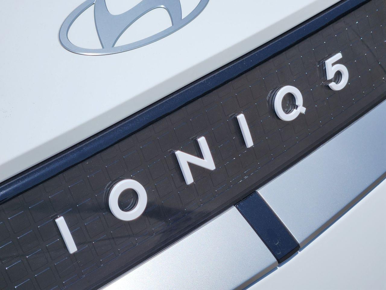 New 2027 SAW/White Hyundai SE image 8