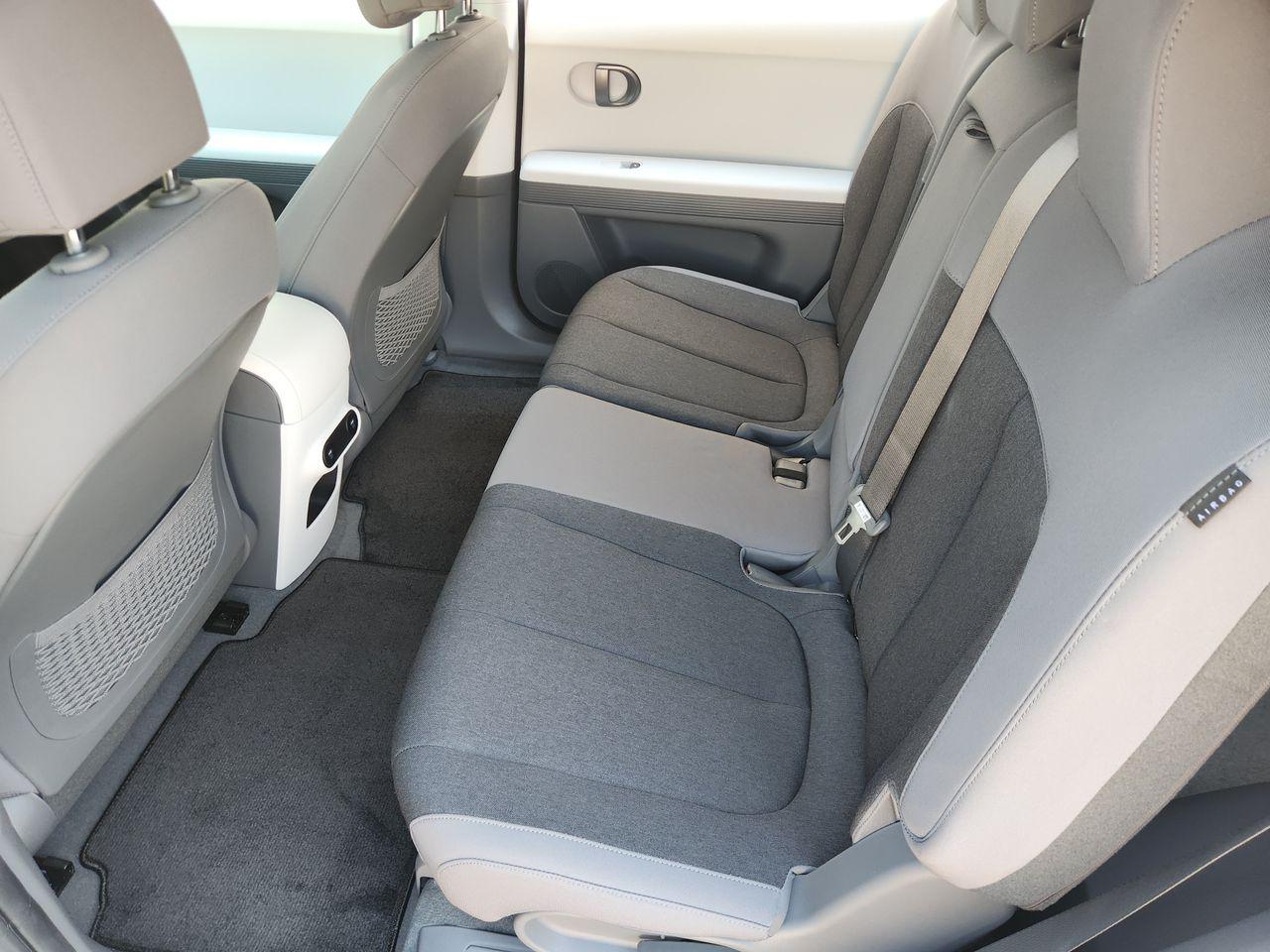 New 2027 SAW/White Hyundai SE image 28