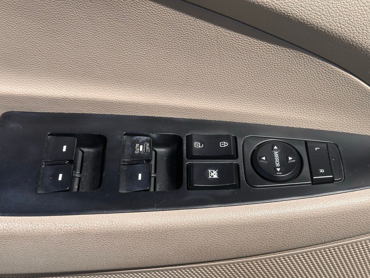 Used 2017 White Hyundai Sport image 22