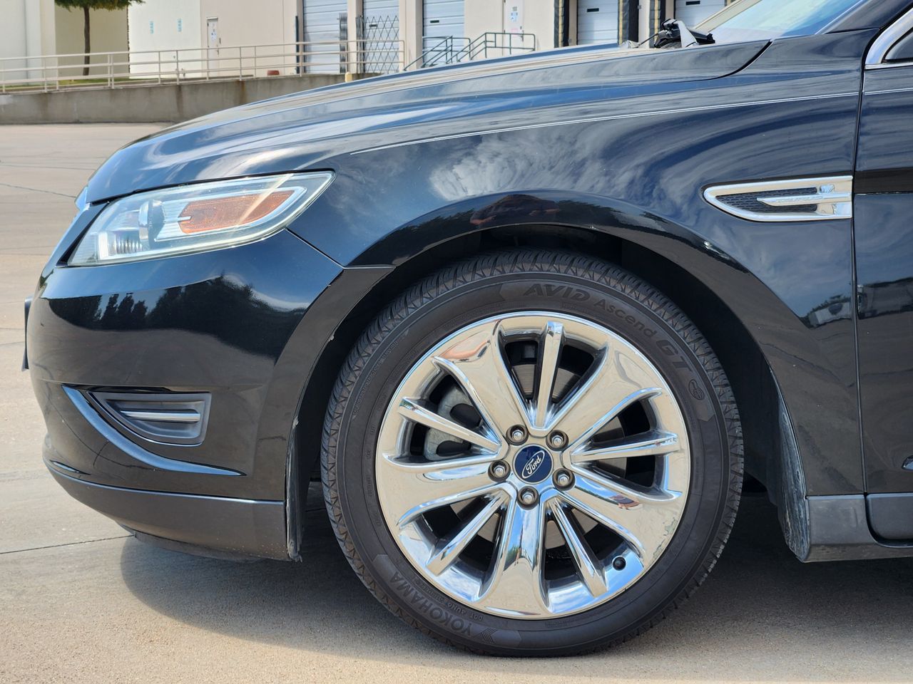 Used 2010 Tuxedo Black Ford Limited image 7