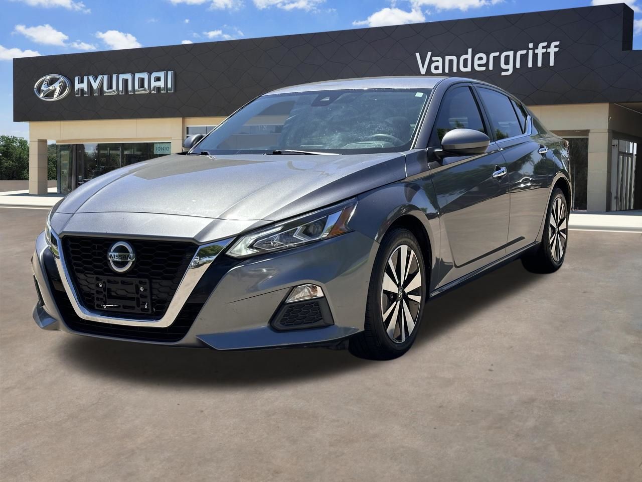 Used 2021 Gun Metallic Nissan 2.5 SV image 2