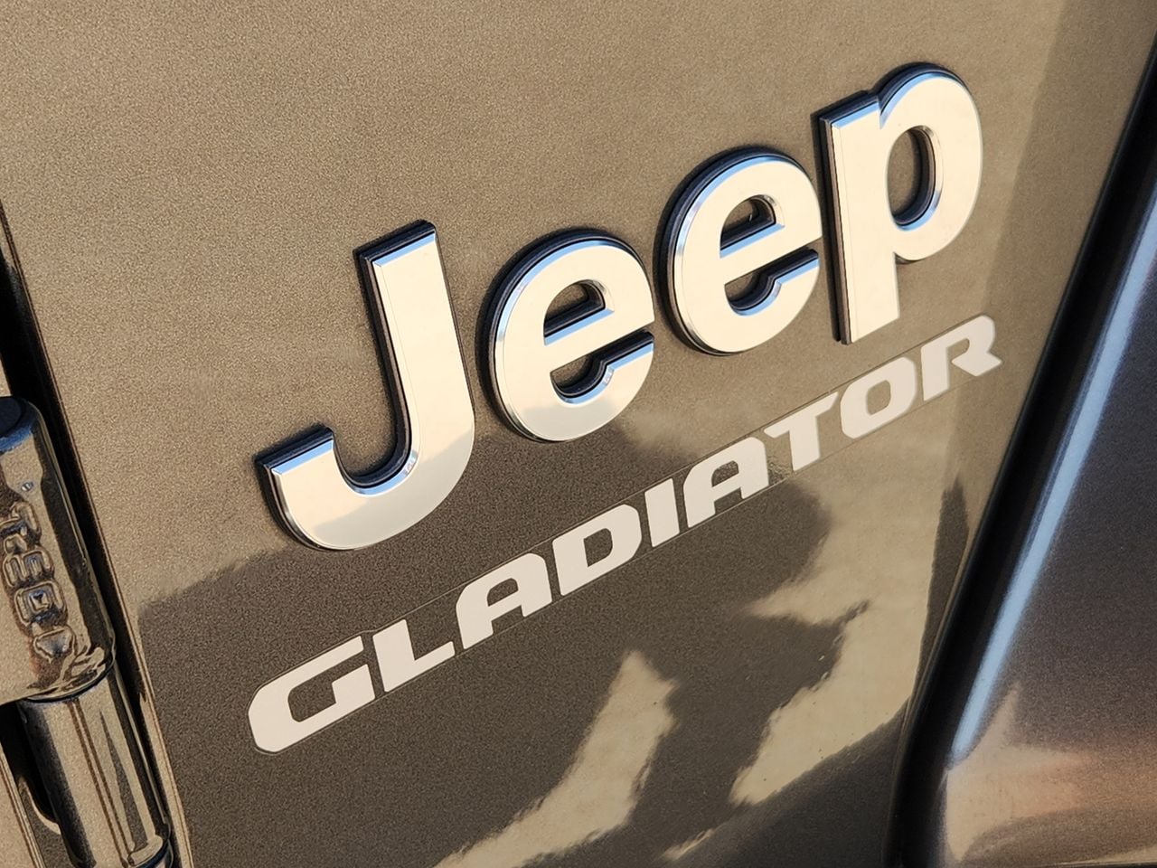 Used 2022 Granite Crystal Jeep Overland image 8
