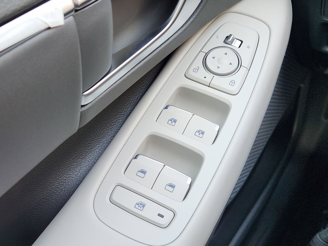 New 2026 W6H White Hyundai SEL image 22