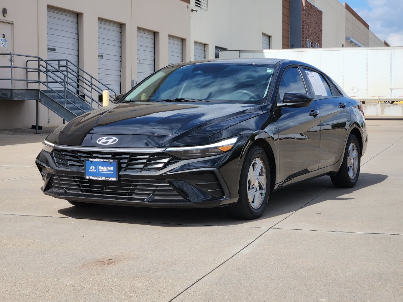 Used 2025 Hyundai Elantra SE Sedan
