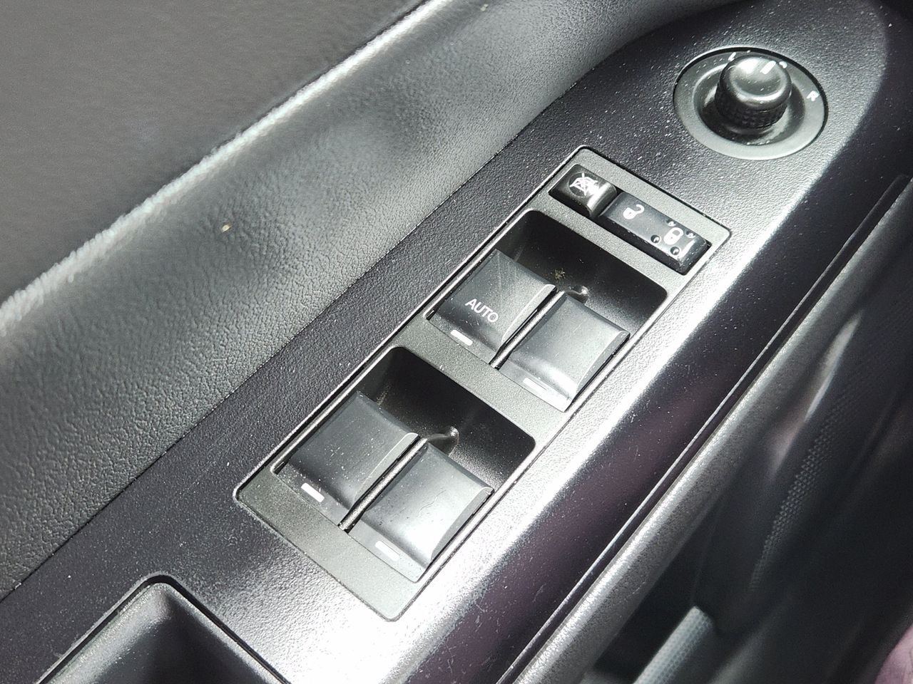 Used 2017 Granite Crystal Jeep Latitude image 19