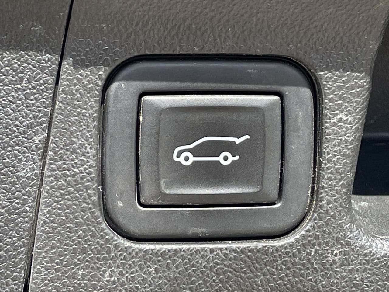 Used 2023 Summit White GMC Denali image 30