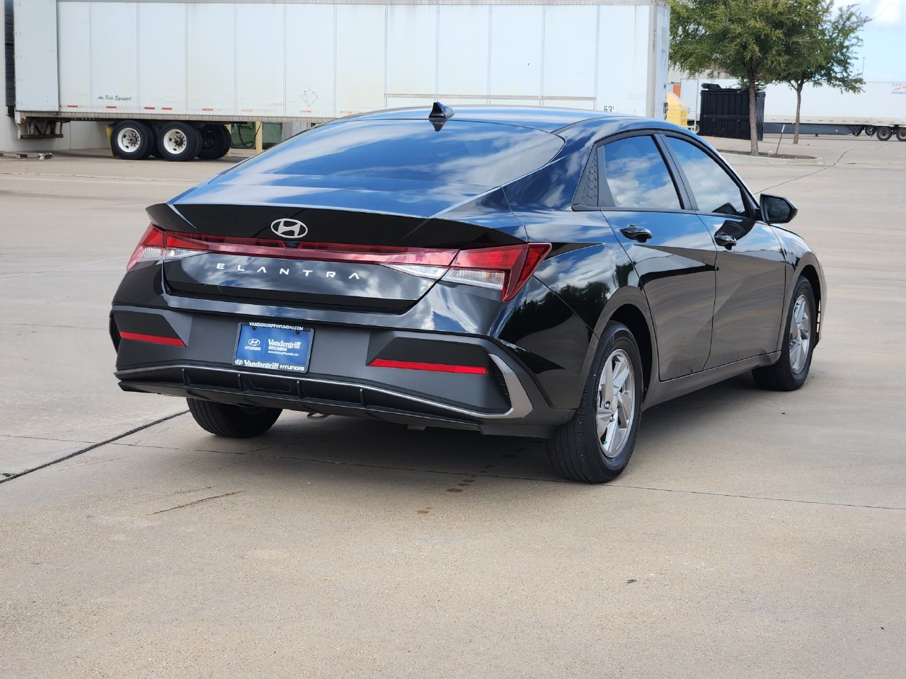 Used 2025 Hyundai Elantra SE Sedan
