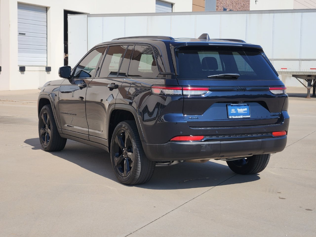 Used 2024 Midnight Sky Jeep Limited image 3