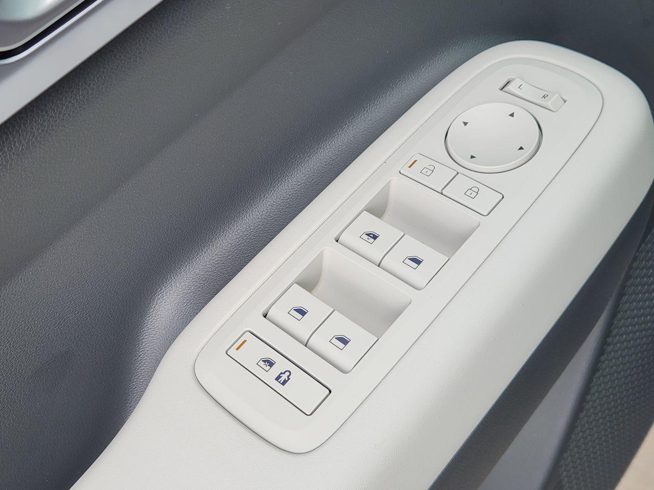 New 2026 W6H White Hyundai SE FWD image 23