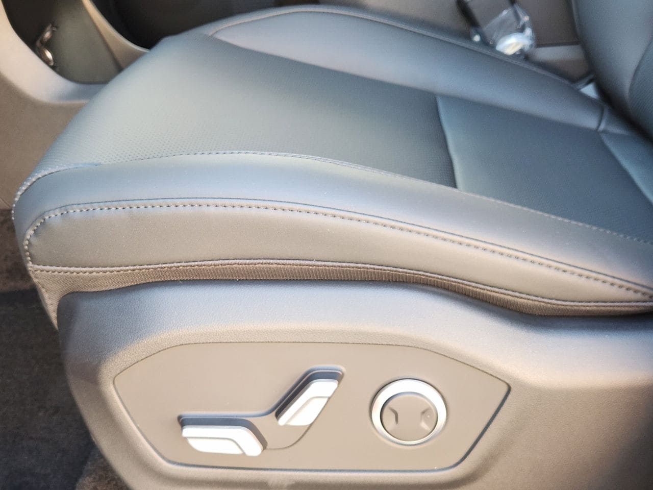 New 2026 R2P Red Hyundai SEL FWD image 23