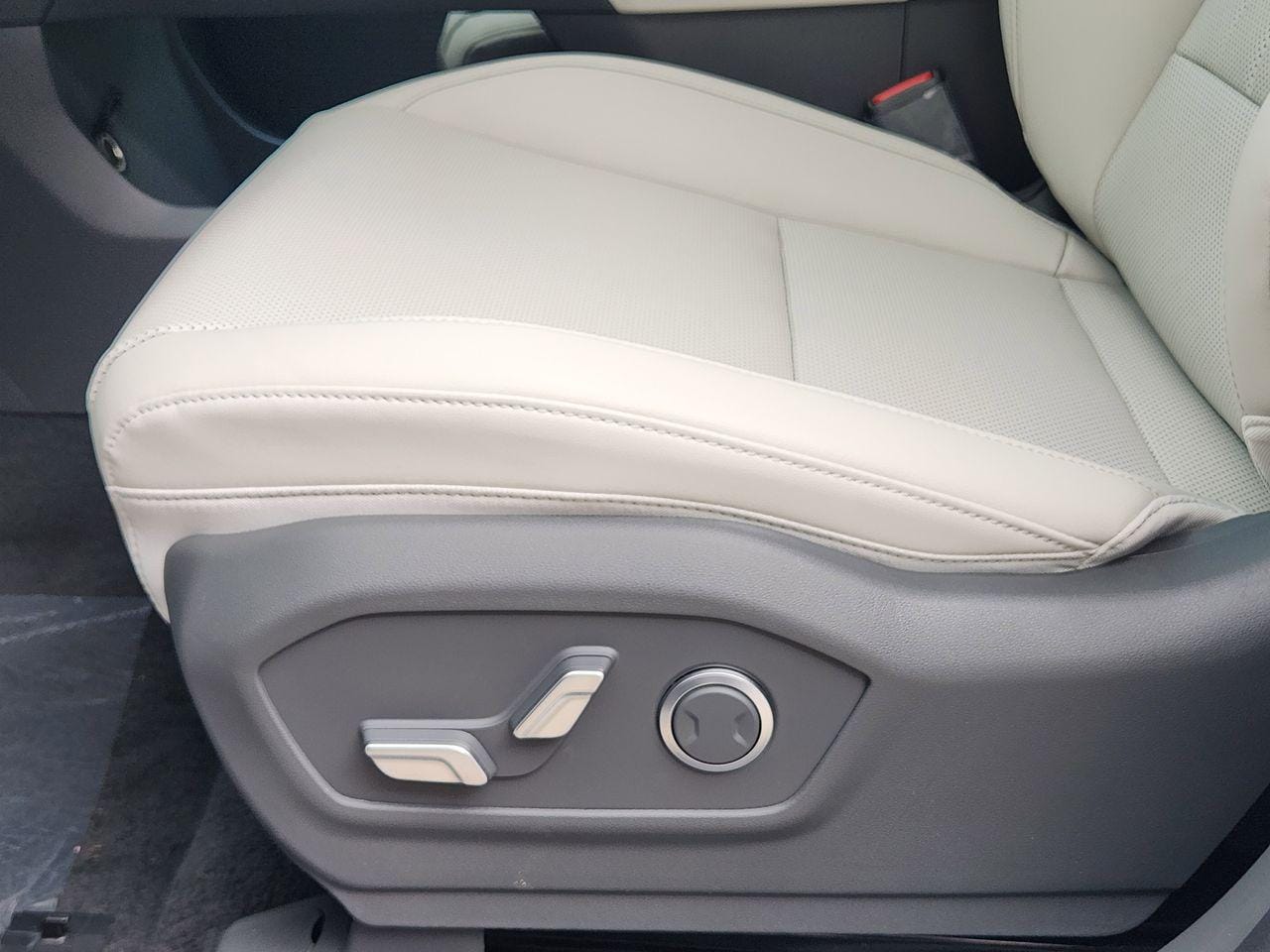 New 2026 W6H White Hyundai SEL FWD image 22