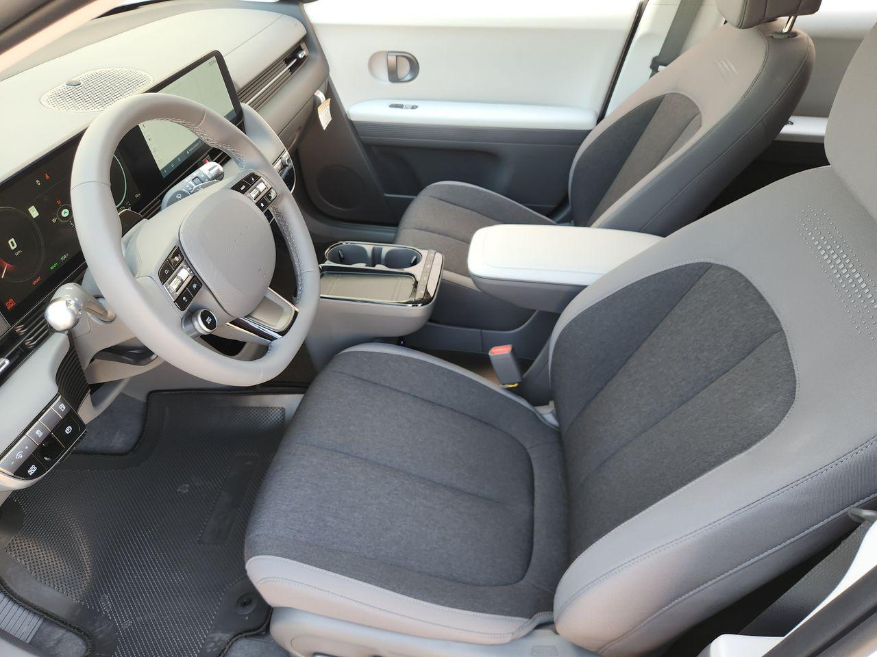 New 2027 SAW/White Hyundai SE image 9