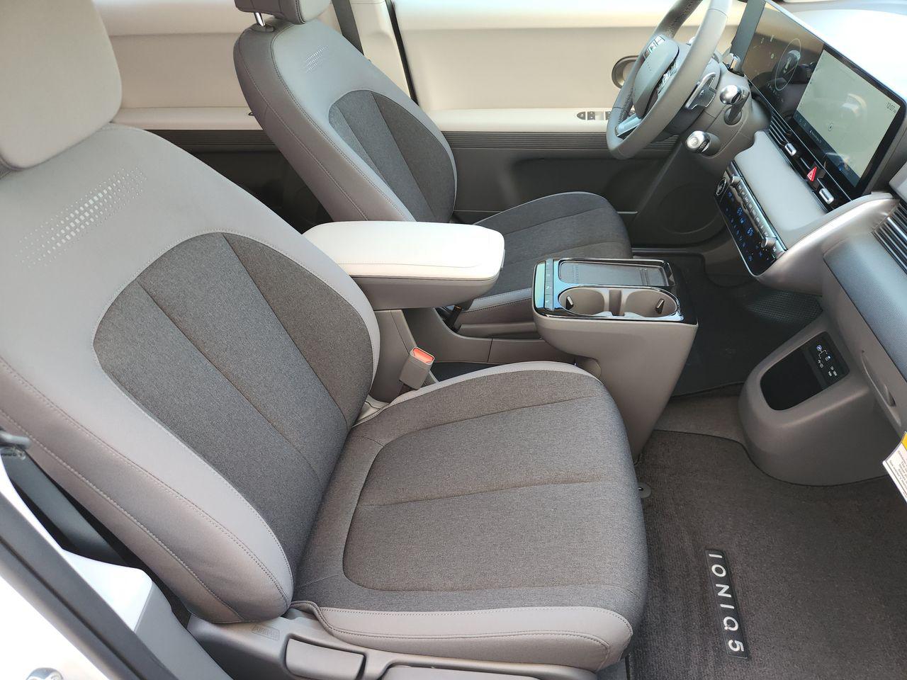 New 2027 SAW/White Hyundai SE image 10