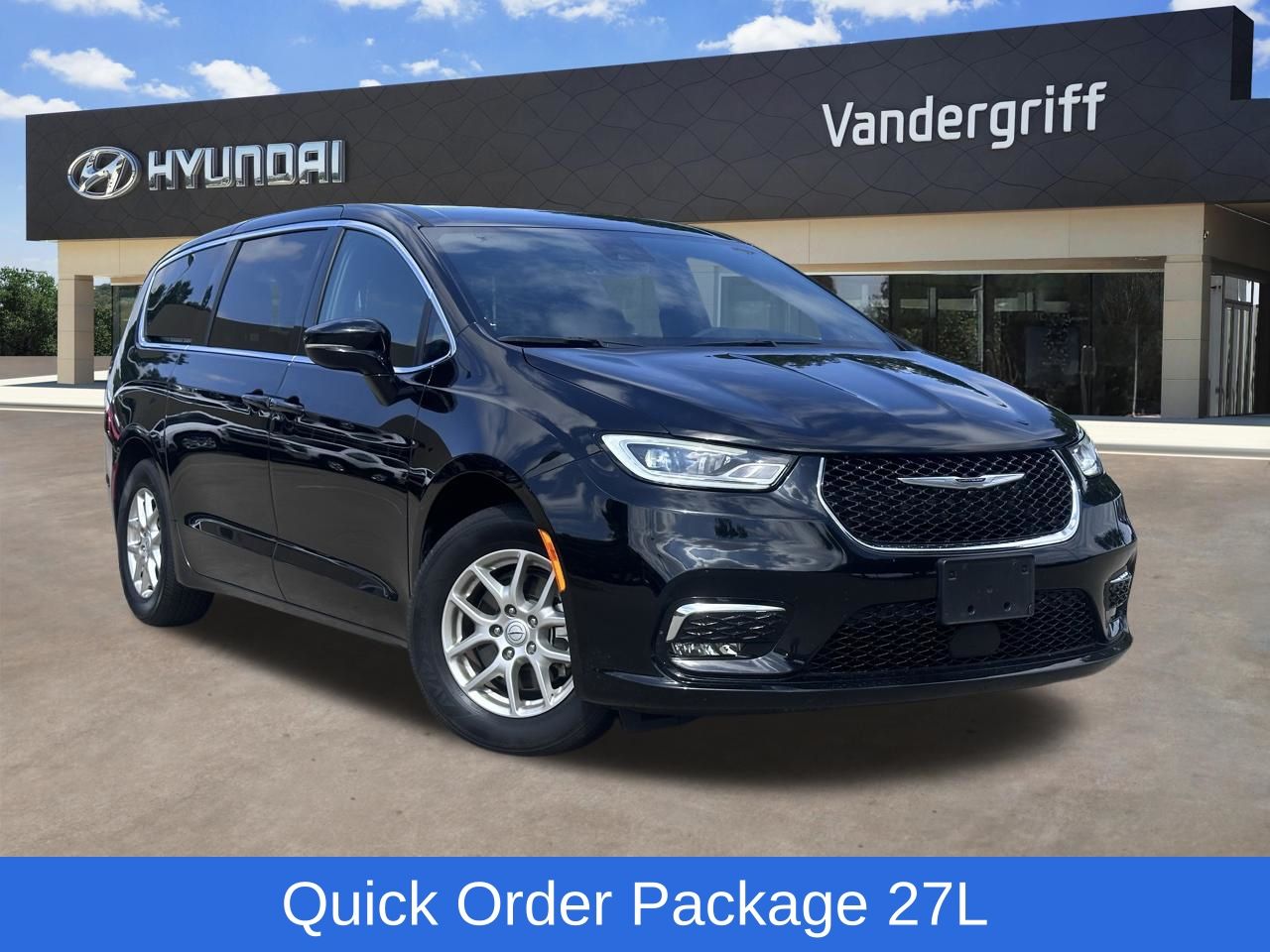 2025 Chrysler Pacifica Select's photo