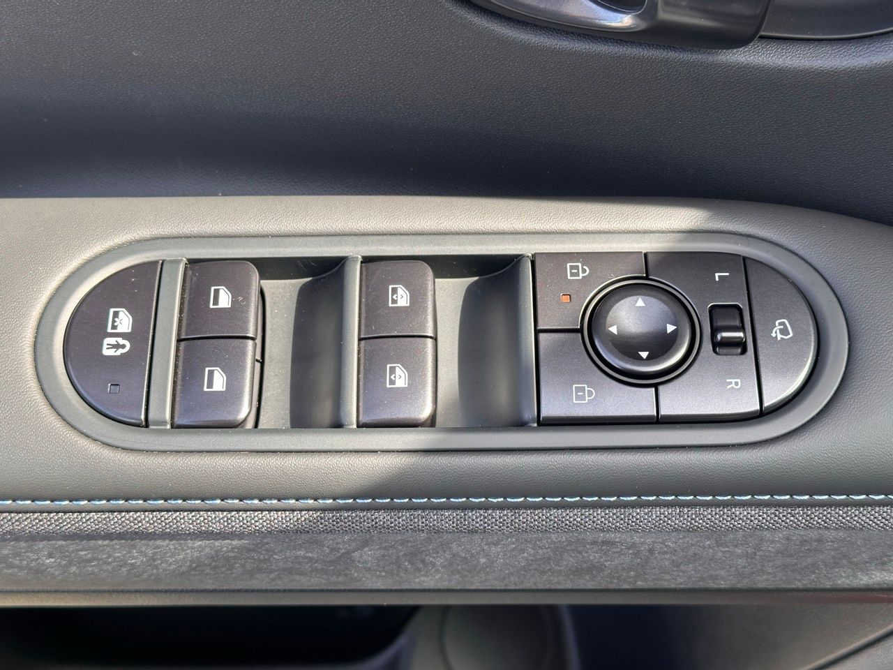 Used 2025 Atlas White Hyundai Base image 21